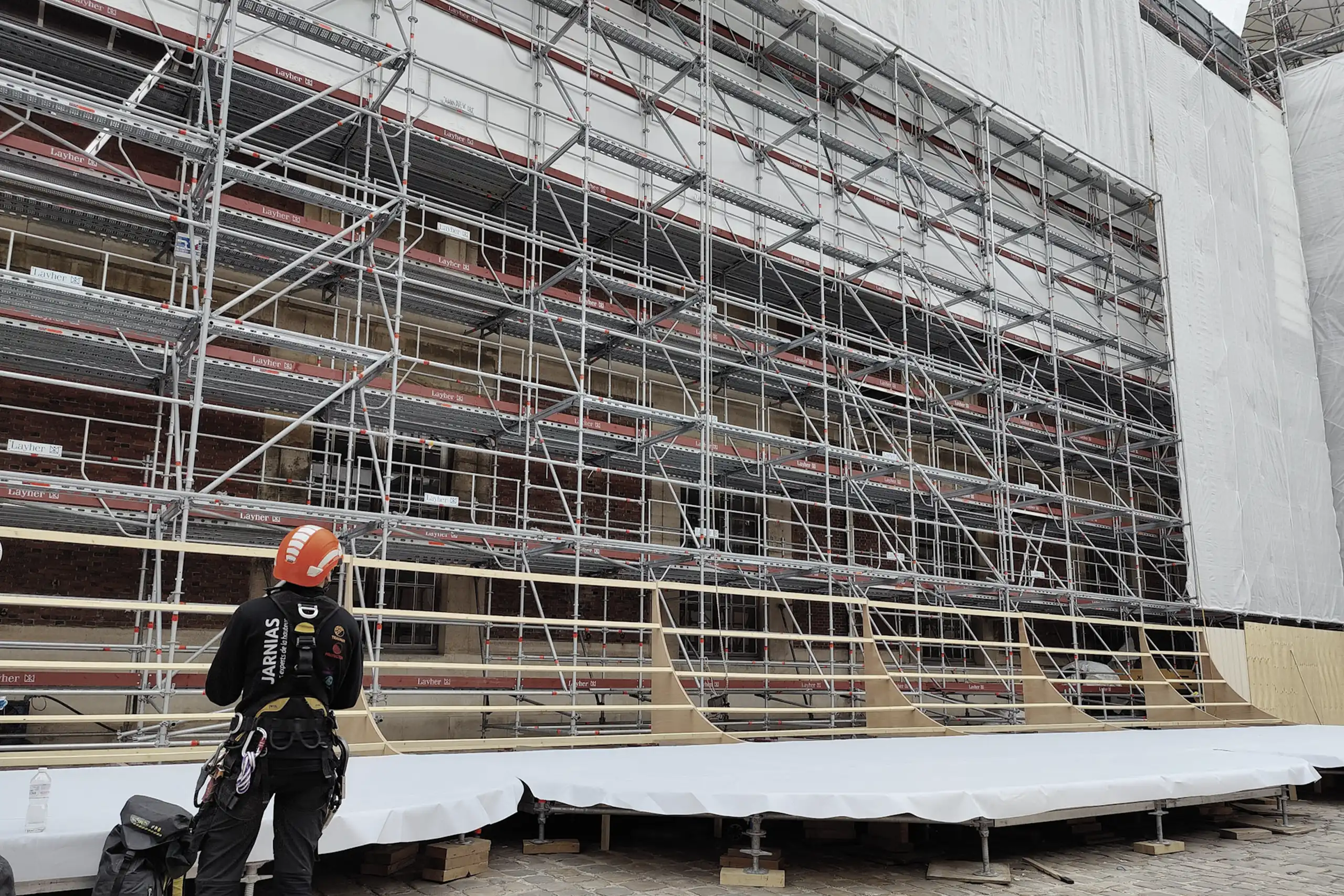 Stagiaire Jarnias Formation contrôlant un échafaudage de façade dans le cadre d’une formation utilisation et vérification d'échafaudages fixes