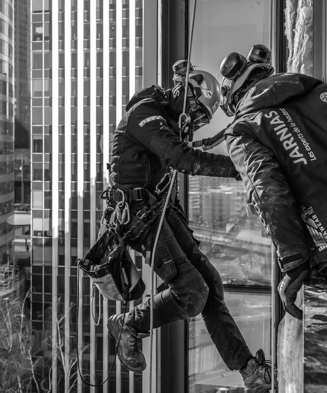 Travaux sur cordes en milieu urbain avec deux cordistes Jarnias en intervention sécurisée sur façade vitrée