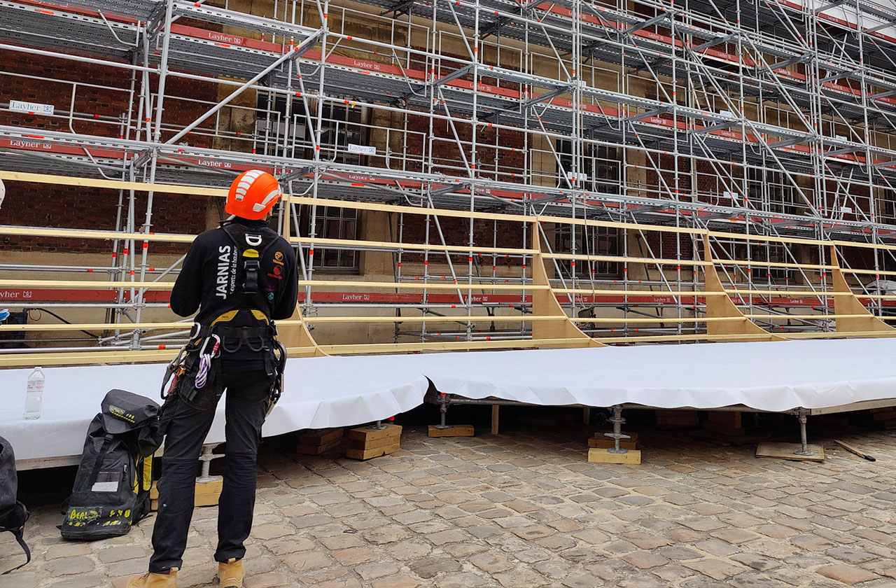 image d'un monteur qui observe un échafaudage