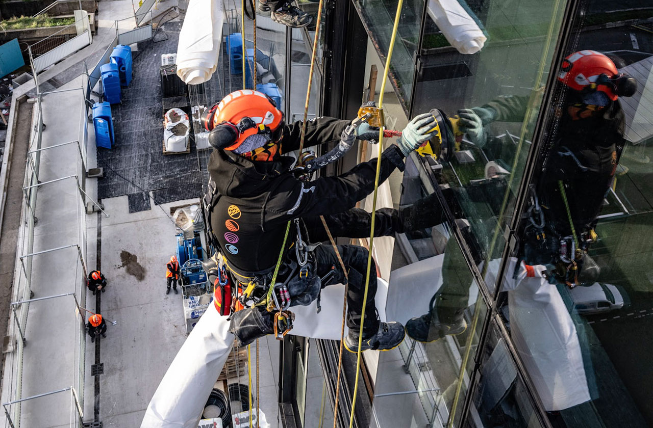 image cordiste qui intervient sur des vitrages