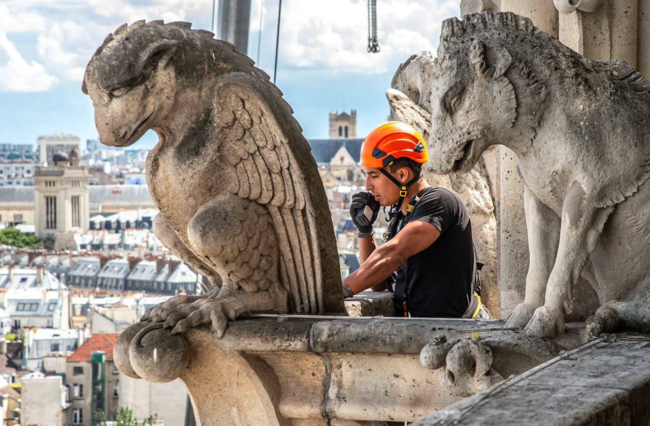 image d'un cordiste qui communique avec ses équipiers par Talkie Walkie