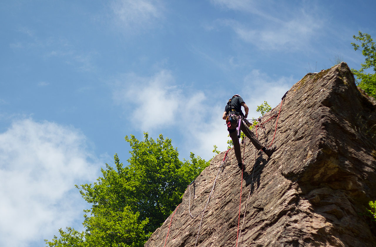 imaged'un apprenant évoluant sur une falaise