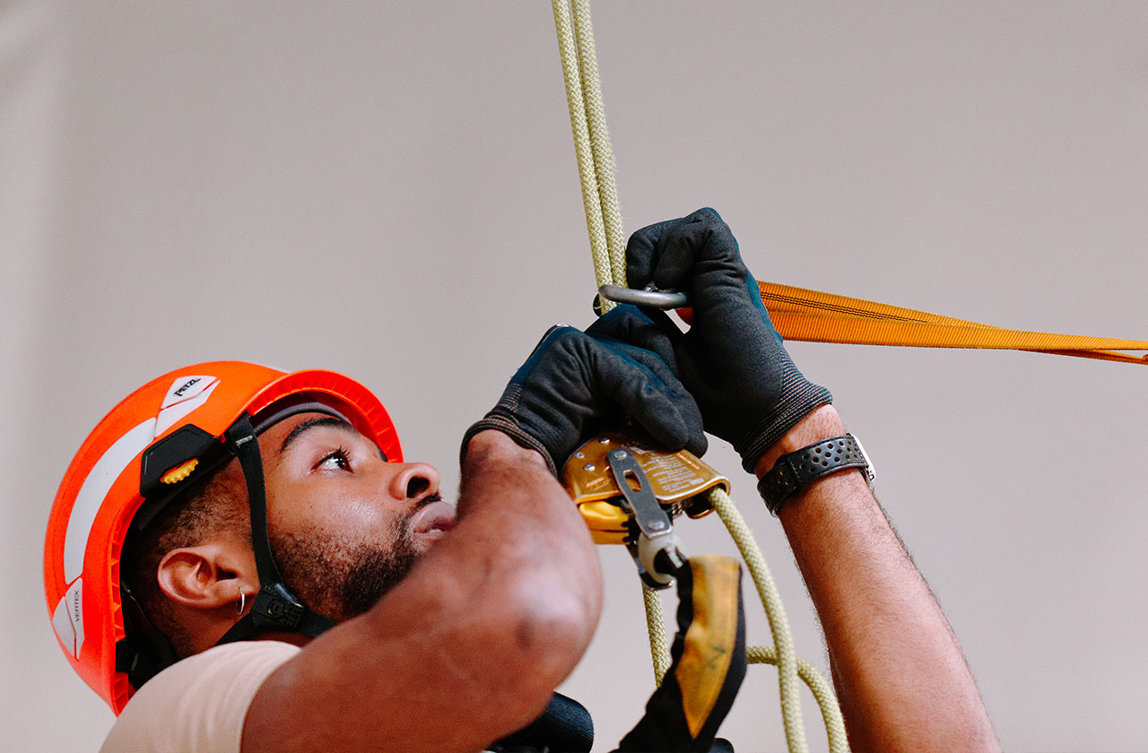 image d'un apprenant qui franchi une déviation sur cordes