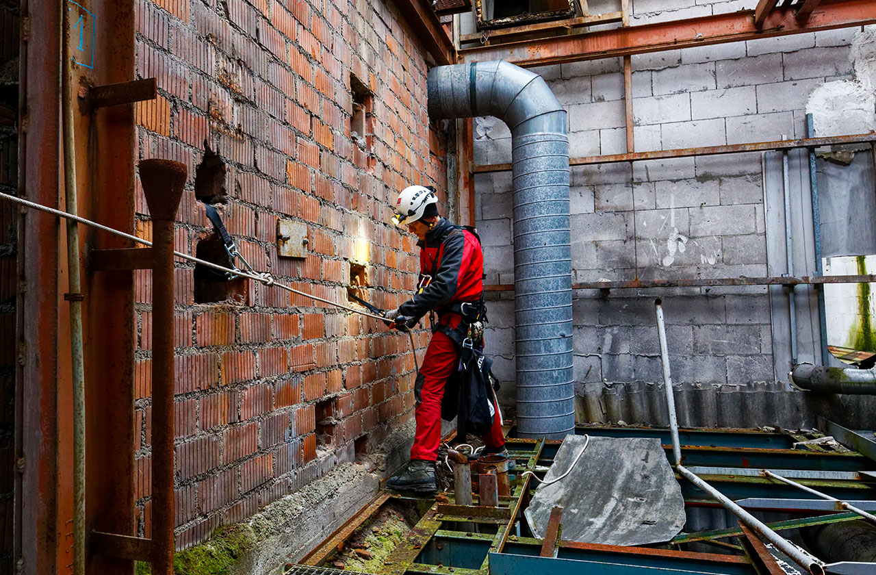 image formation où un apprenant installe une ligne de vie temporaire