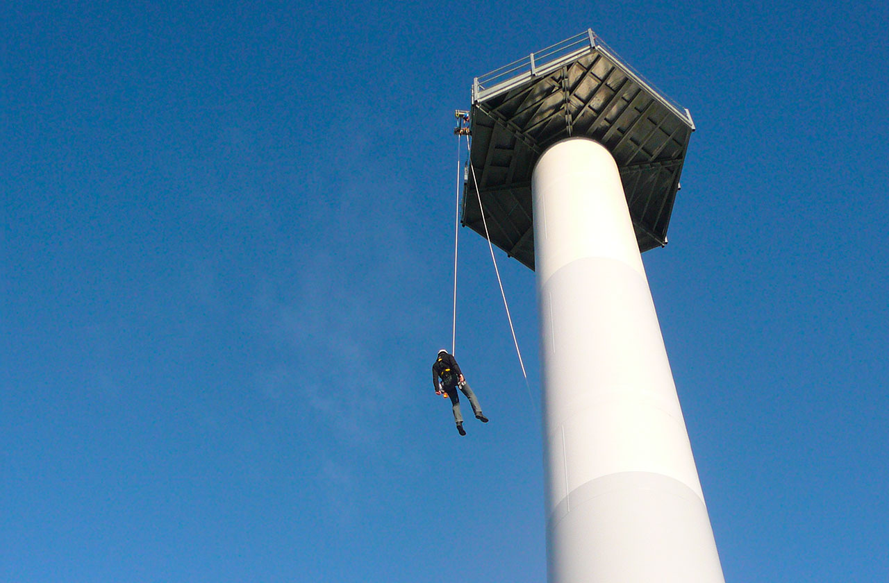 image formation d'un apprenant qui utilise un évacuateur sur un mat d'éolienne