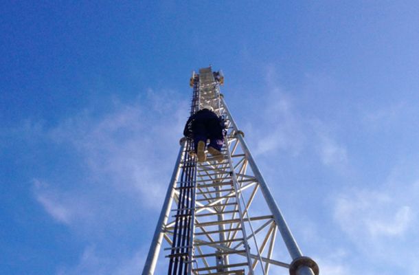 Stagiaire montant sur un pylône télécom
