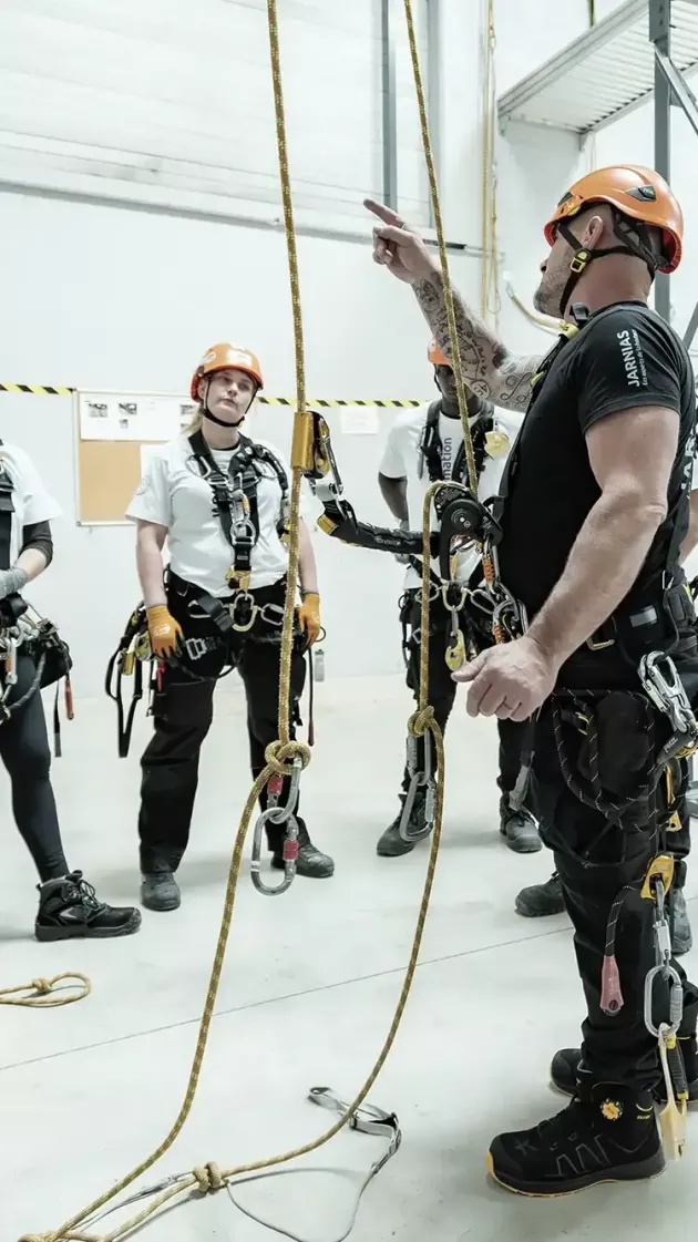 Formateur Jarnias expliquant les techniques de progression sur cordes à un groupe de stagiaires en formation CQP Cordiste