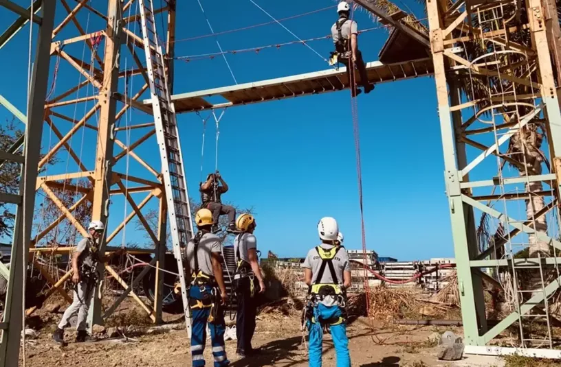 Centre de formation Jarnias à La Réunion, stagiaires en travaux sur cordes et exercices pratiques de sécurité en hauteur